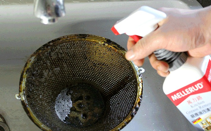 怎么清理厨房油污，抹布沾小苏打擦拭（专业去污喷液）