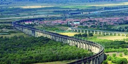 世界上最长的火车 长7353米/682节车厢(中国最长火车3971米)