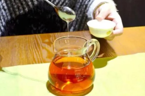 蜂蜜加绿茶毒死人 蜂蜜和绿茶可以一起喝不会中毒
