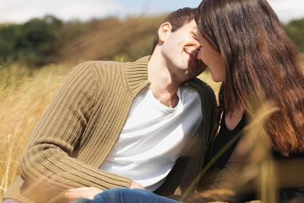 男生接吻伸舌头代表什么?是爱你也是本能(表达爱意的方法)