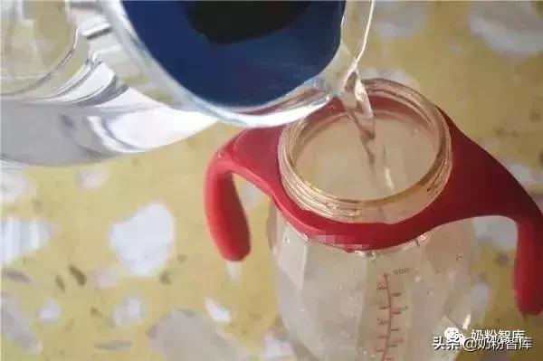 奶粉选择不好会呛奶吗 奶粉起坨挂壁难溶(3)