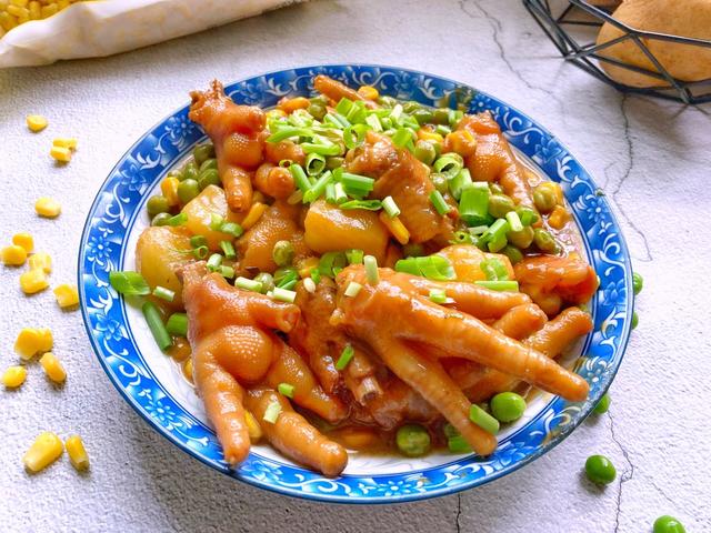 土豆焖鸡爪的家常做法 土豆鸡爪拿来做红烧土豆鸡(1)