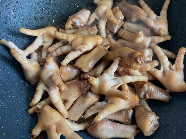土豆焖鸡爪的家常做法 土豆鸡爪拿来做红烧土豆鸡(10)