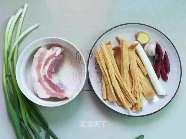 腐竹焖五花肉香菇家常做法 五花肉焖腐竹腐竹软嫩入味(2)
