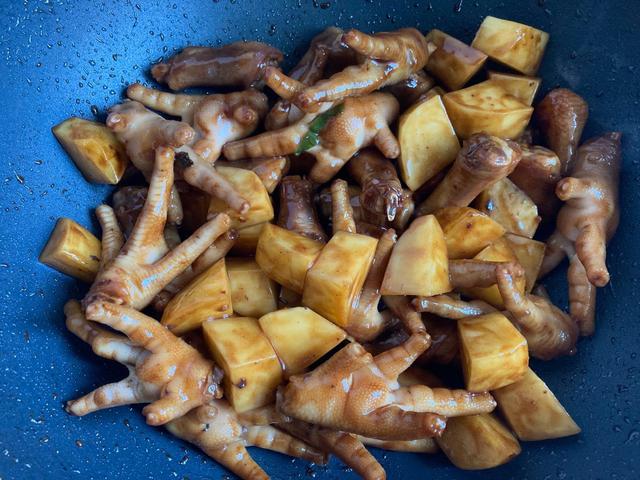土豆焖鸡爪的家常做法 土豆鸡爪拿来做红烧土豆鸡(11)
