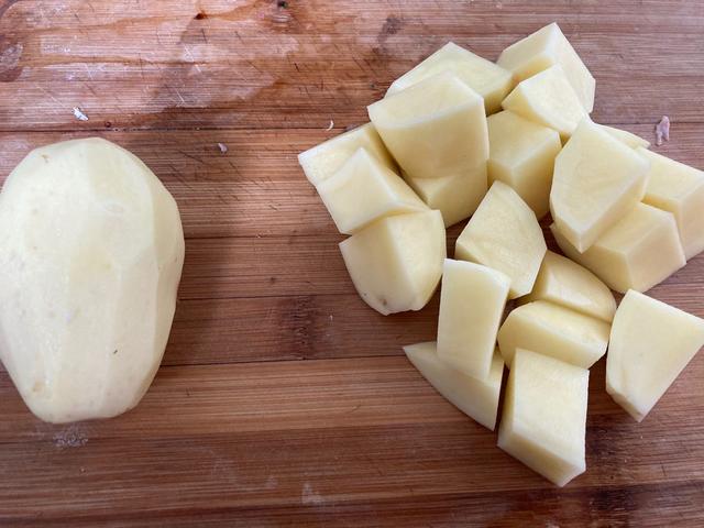 土豆焖鸡爪的家常做法 土豆鸡爪拿来做红烧土豆鸡(7)
