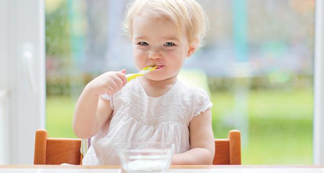 一岁多宝宝喝奶多好还是吃饭多好 一岁后宝宝多喝奶还是多吃饭(4)
