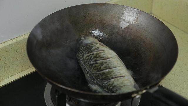 煎鱼只要记住这一点不粘锅不破皮 无论煎海鱼还是淡水鱼(3)