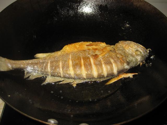 煎鱼只要记住这一点不粘锅不破皮 无论煎海鱼还是淡水鱼(4)