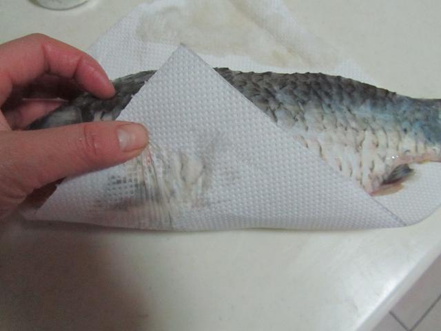 煎鱼只要记住这一点不粘锅不破皮 无论煎海鱼还是淡水鱼(2)