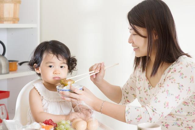 怎么让宝宝老实在餐桌上吃饭 家长追着喂饭什么时候是个头(3)