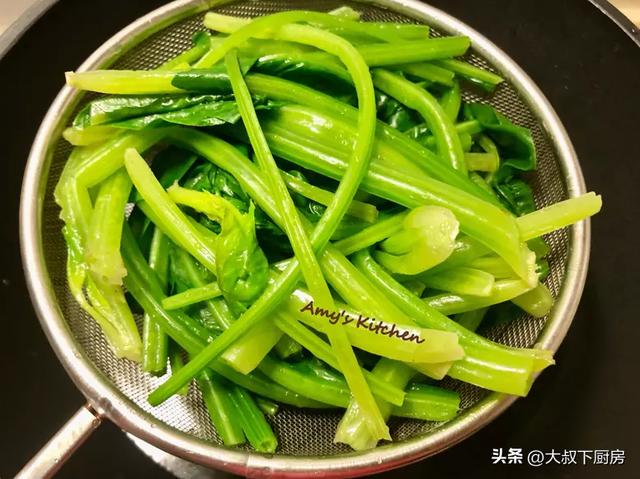 在家里怎样做凉拌菠菜 大叔教你做凉拌菠菜(5)