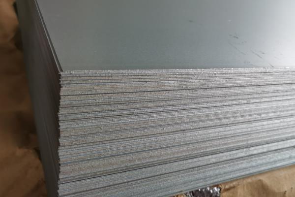 镀锌板具有广泛的用途。镀锌板是什么钢材？
