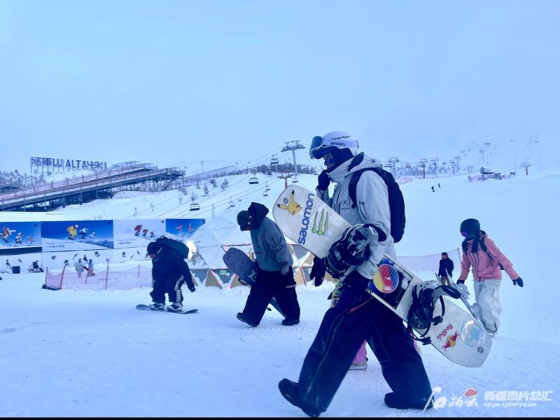 阿勒泰将军山滑雪教练价格_在阿勒泰将军山滑雪场滑雪追日落_阿勒泰将军山滑雪场简介