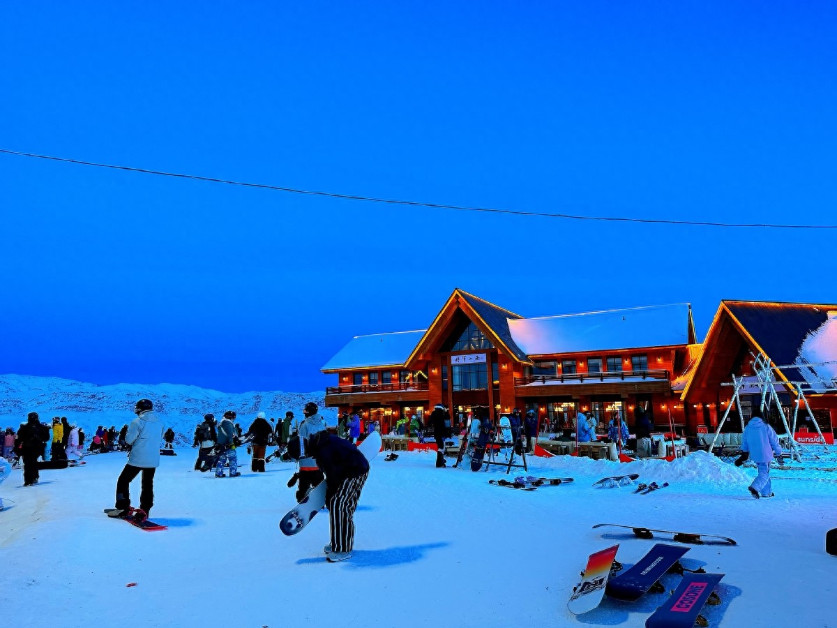 阿勒泰将军山滑雪服可以租吗_在阿勒泰将军山滑雪场滑雪追日落_阿勒泰将军滑雪场价格