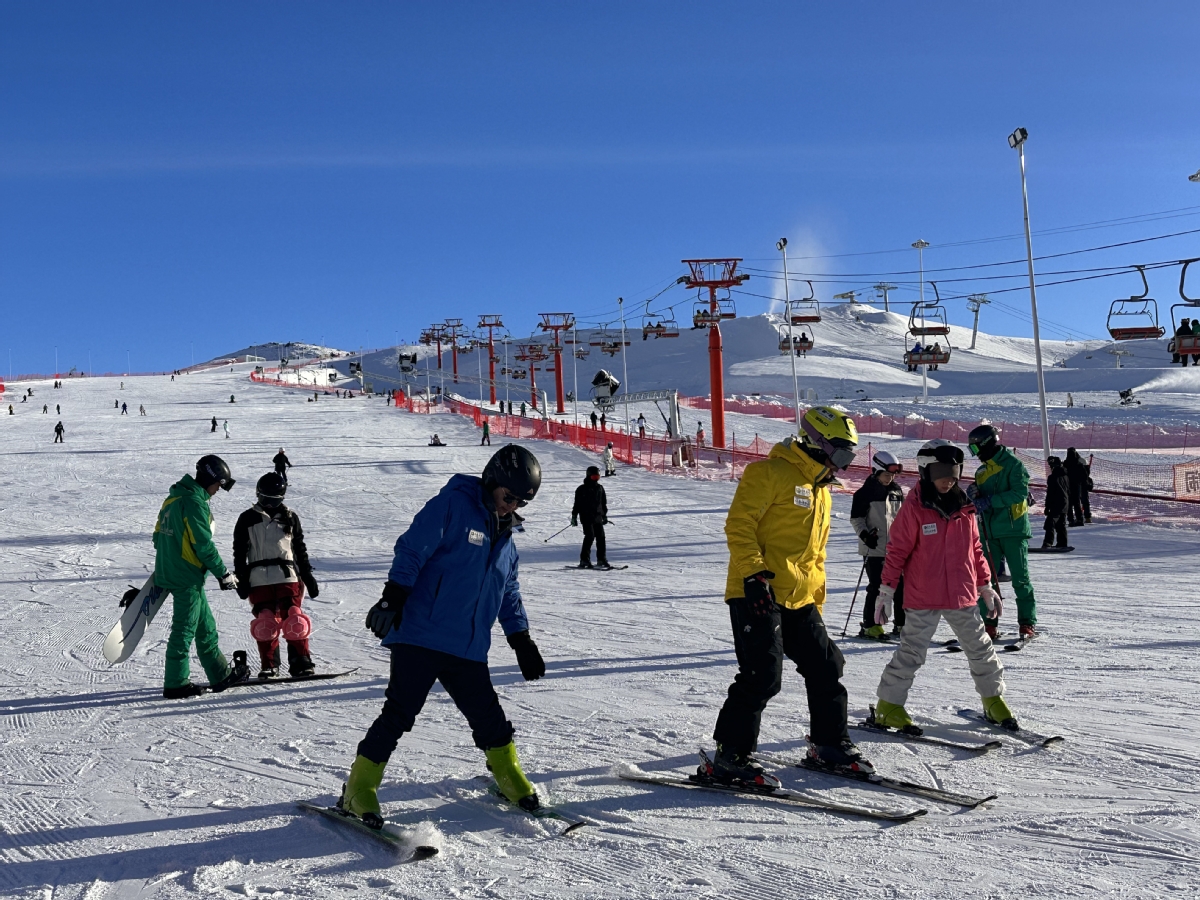 阿勒泰将军山滑雪服可以租吗_阿勒泰将军滑雪场价格_在阿勒泰将军山滑雪场滑雪追日落